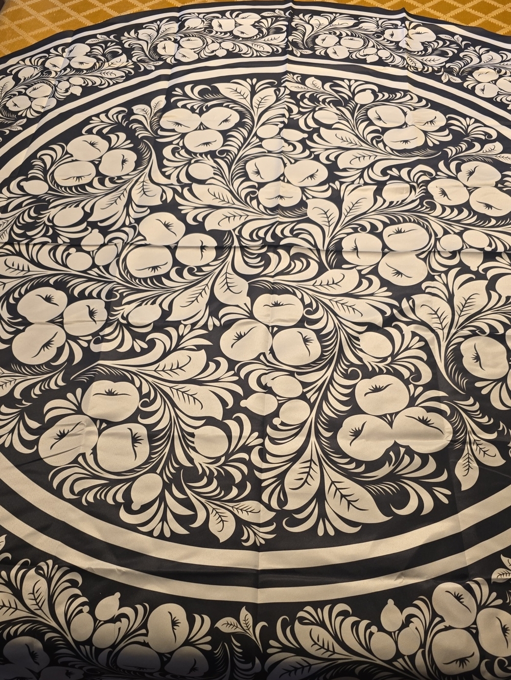 Round Floral Print Tablecloth Black & White 60in Wrinkle Resistant New